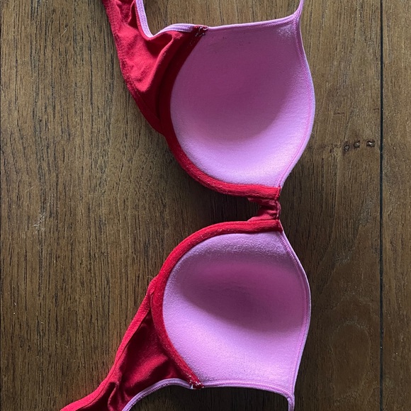 Victoria's Secret Red Bra with Ski Bunnies - Picture 2 of 3